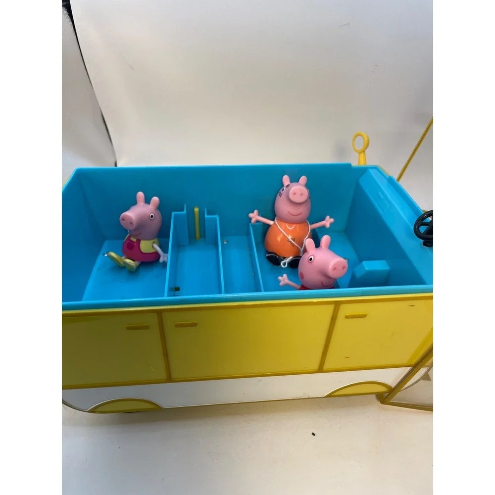 Peppa Pig Yellow Minivan Mini Camper Van Bus & 3 Figure Jazwares